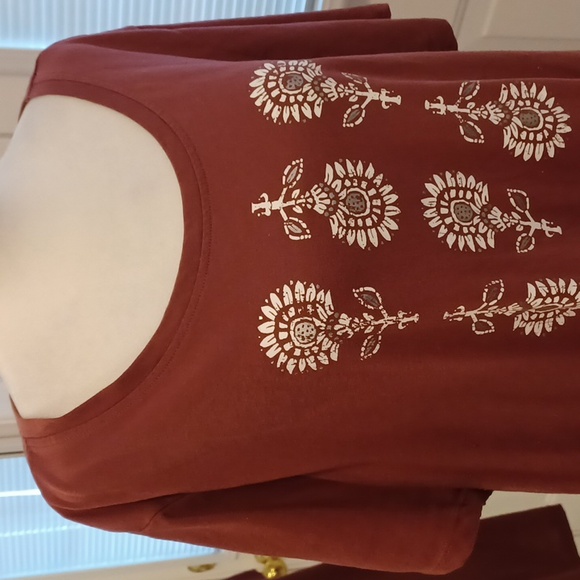 4/$40 Dark Red Floral Tee - Size 2X - Picture 2 of 6